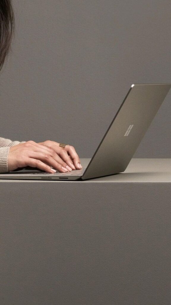 Mains sur un clavier d’ordinateur portable, ambiance calme et minimaliste pour travailler sur un projet web